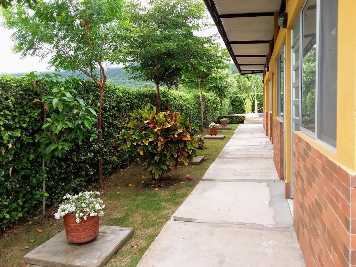 C&H Casa Campestre El Oasis Ricaurte Girardot Bed and Breakfast Exteriör bild